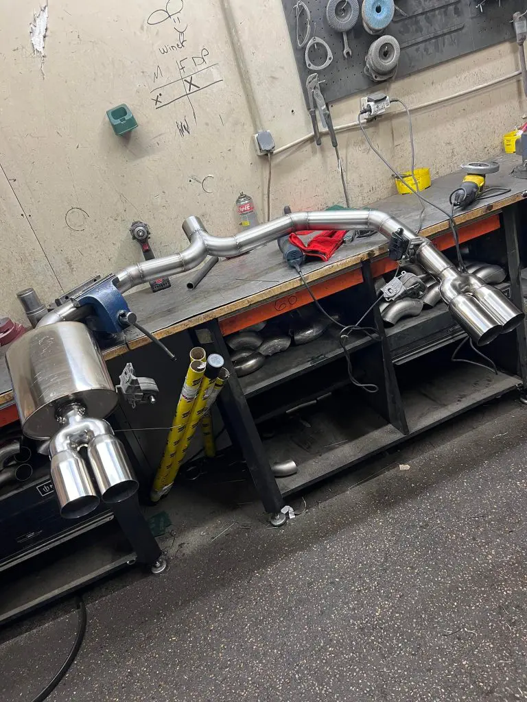 Piece de voiture sur une table de travail