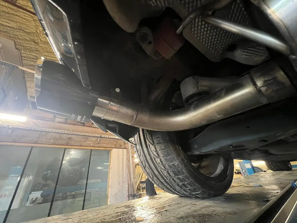 Voiture au garage avec silencieux