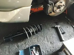 Absorbeur de choc à côté d'une voiture en réparation