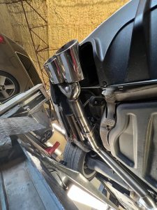Pot d'échappement d'une voiture placée sur un élévateur
