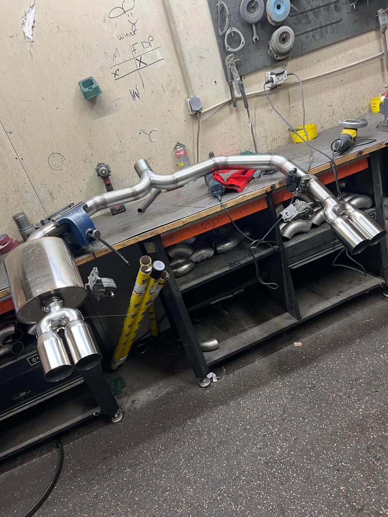 Piece de voiture sur une table de travail