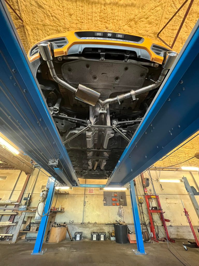 Voiture jaune sur élévateur