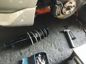 Absorbeur de choc à côté d'une voiture en réparation